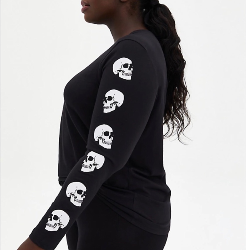 SOLD🎉 NWT BLACK SKULL GRAPHIC SLIM FIT LONG SLEEVE TEE